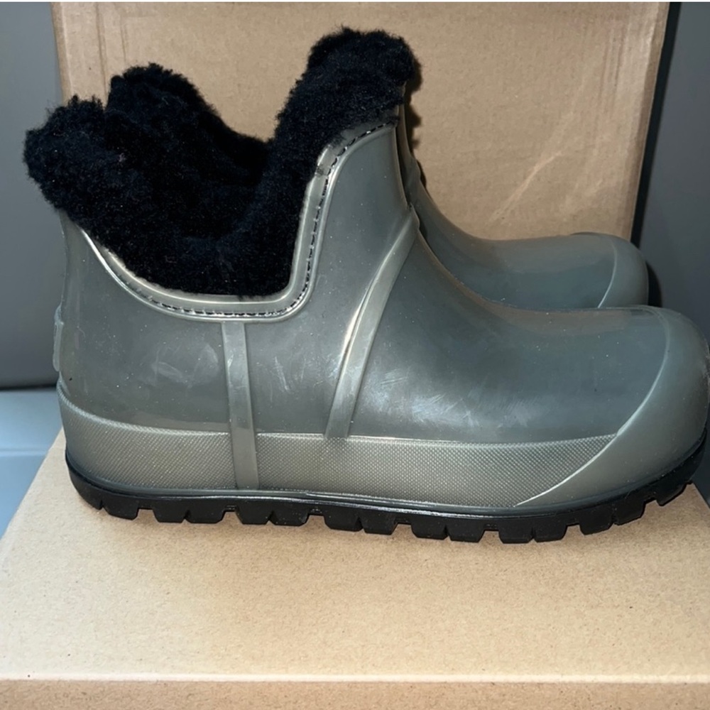 - UGG RAINCLOUD